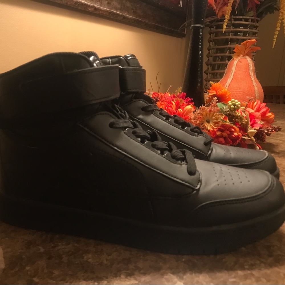 Mens Solid black basketball sneakers with strap